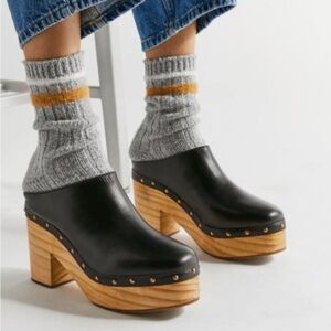 UO Urban Outfitters Roxy Studded Wooden Block Clog Heeled Black leather Size 7.5